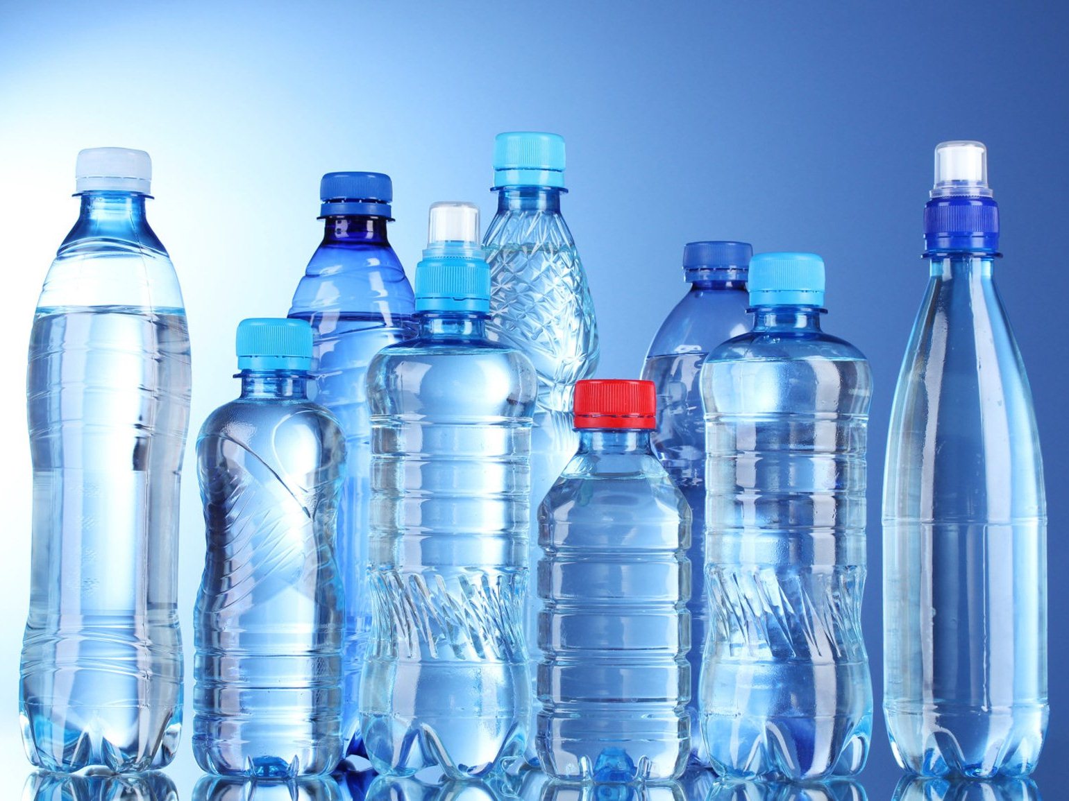 Что плохого в воде из пластиковых бутылок, выяснили ученые