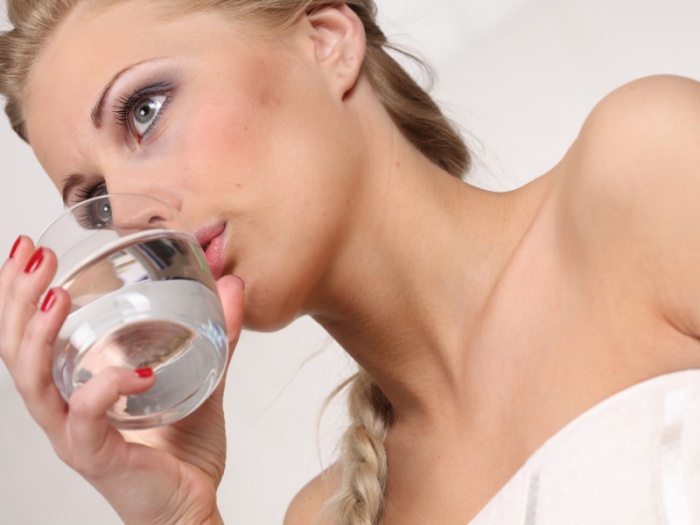 Можно ли узнать, что человек пьет мало воды?