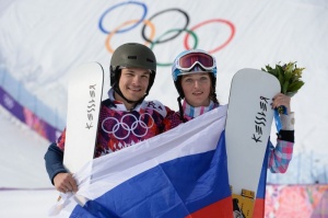 Российские спортсмены Алена Заварзина и Вик Уайлд выиграли золото и бронзу в параллельном слаломе
