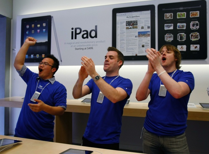 Планшет Apple iPad  поступит в продажу в США 3 апреля 2010 года. Фотографии