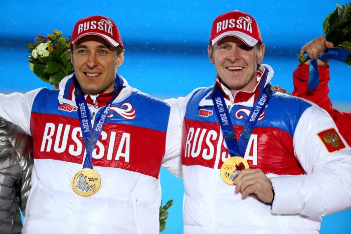 Александр Зубков и Алексей Воевода завоевывают золотую медаль в бобслейной двойке