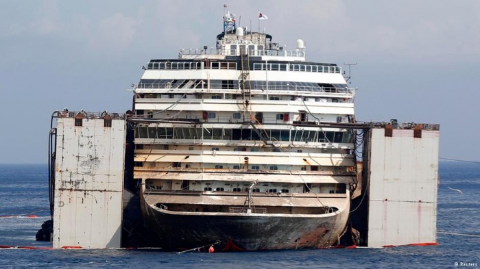 Началась буксировка затонувшего лайнера Costa Concordia