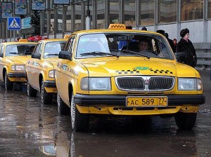 Желтые автомобильные номера для таксистов позволят ездить по выделенной полосе