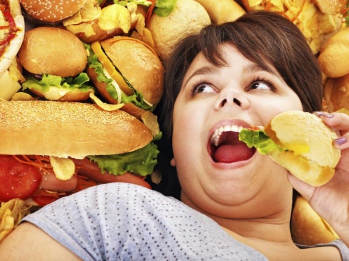 Недостаток сна влияет на режим питания и вес человека