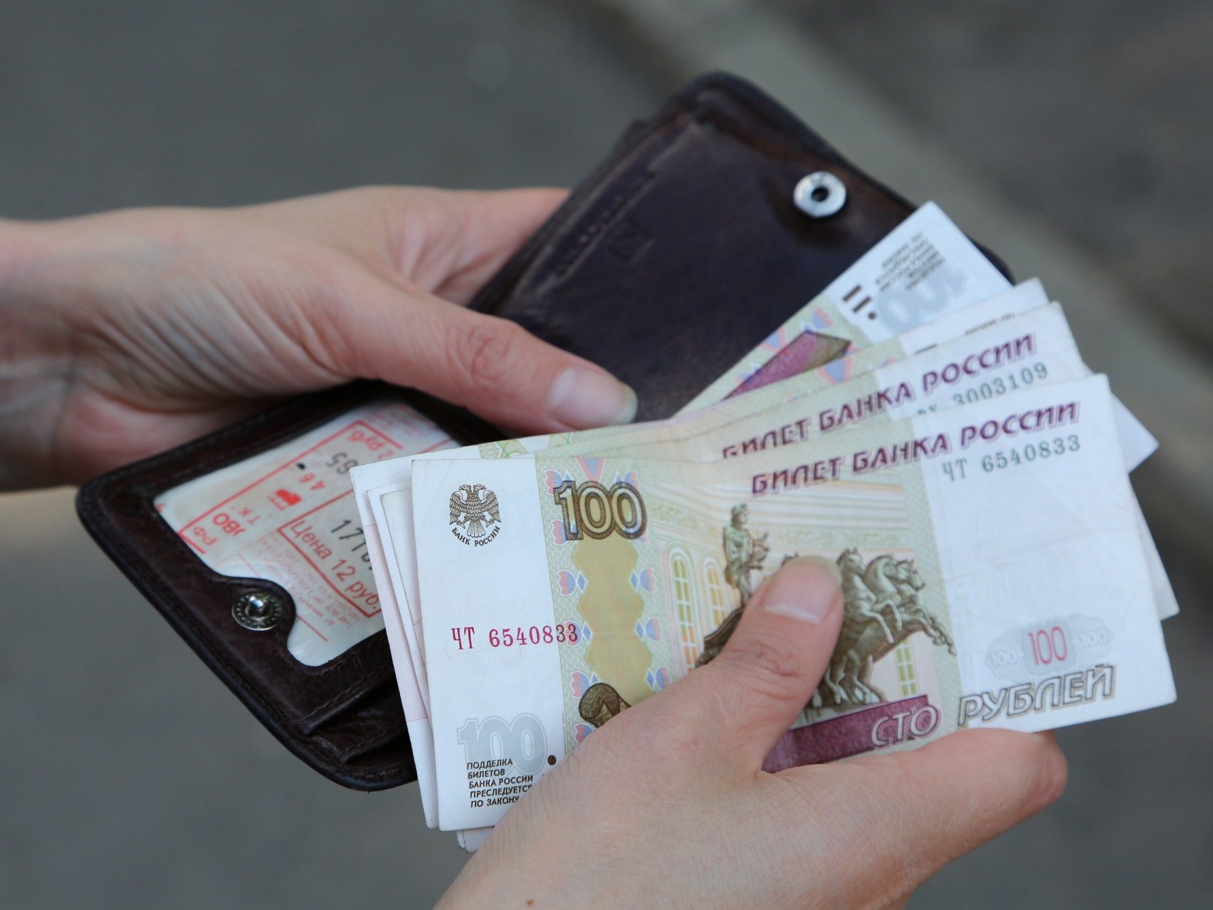 Кабмин повысит МРОТ на 300 рублей с июля 2017 года