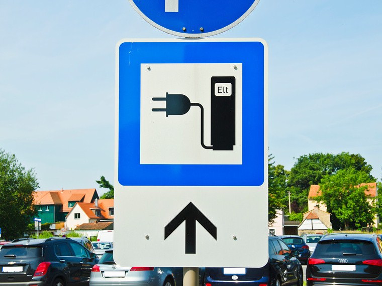 Дорожные знаки для электромобилей могут появиться на дорогах России