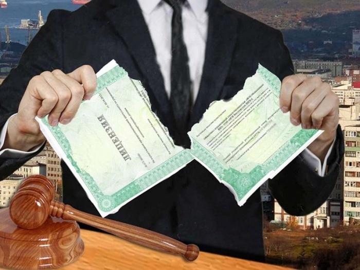Руководителям банков с отозванной лицензией запретят покидать свою Родину