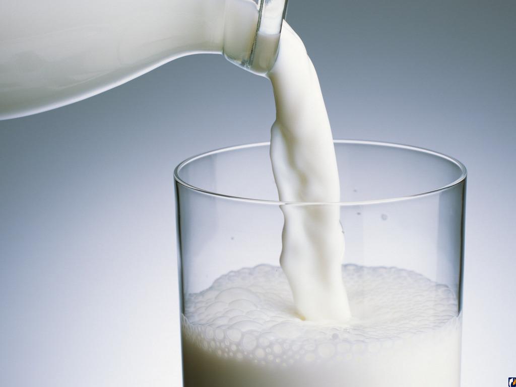 Молоко в России подделывают, подмешивая мел, борную кислоту и гипс