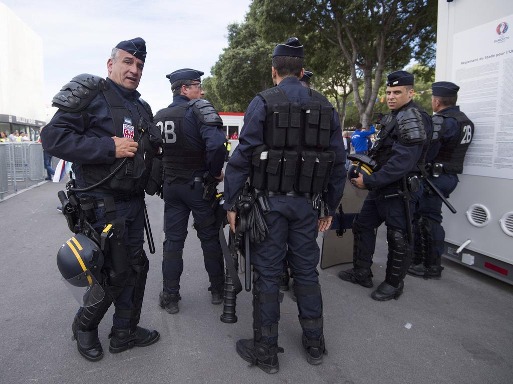 Вооруженная полиция Франции ворвалась в номера российских болельщиков