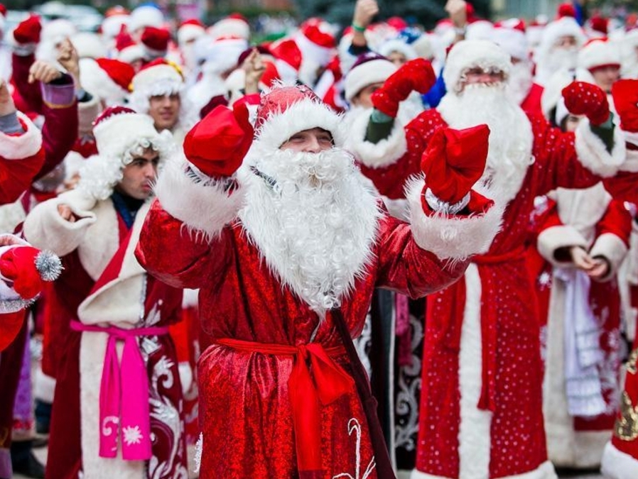 В Москве в новогоднюю ночь пройдут парады джазовых Дедов Морозов и световые шоу