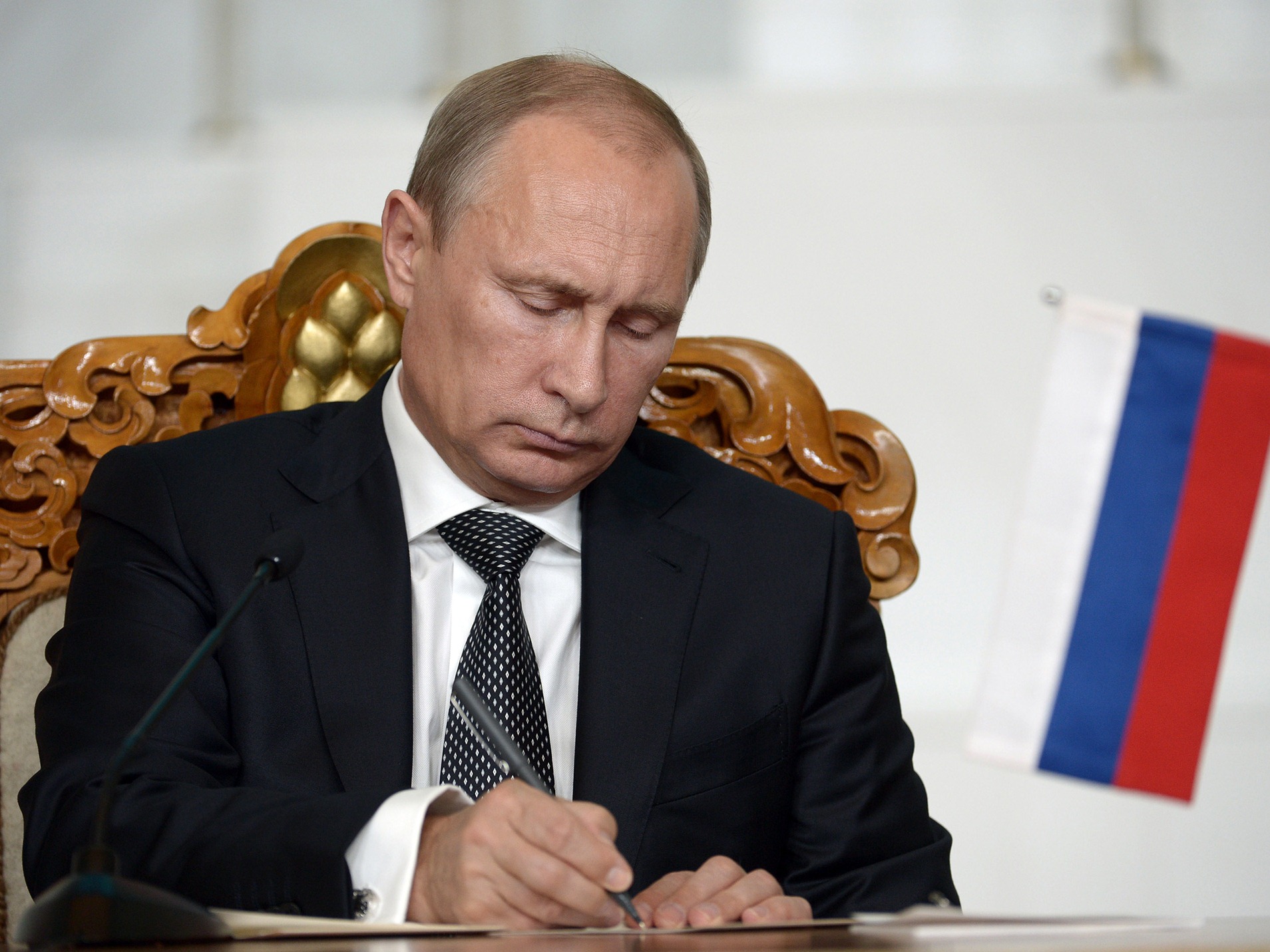 Президент России поставил подпись под законом, увеличивающим пенсионный возраст чиновников