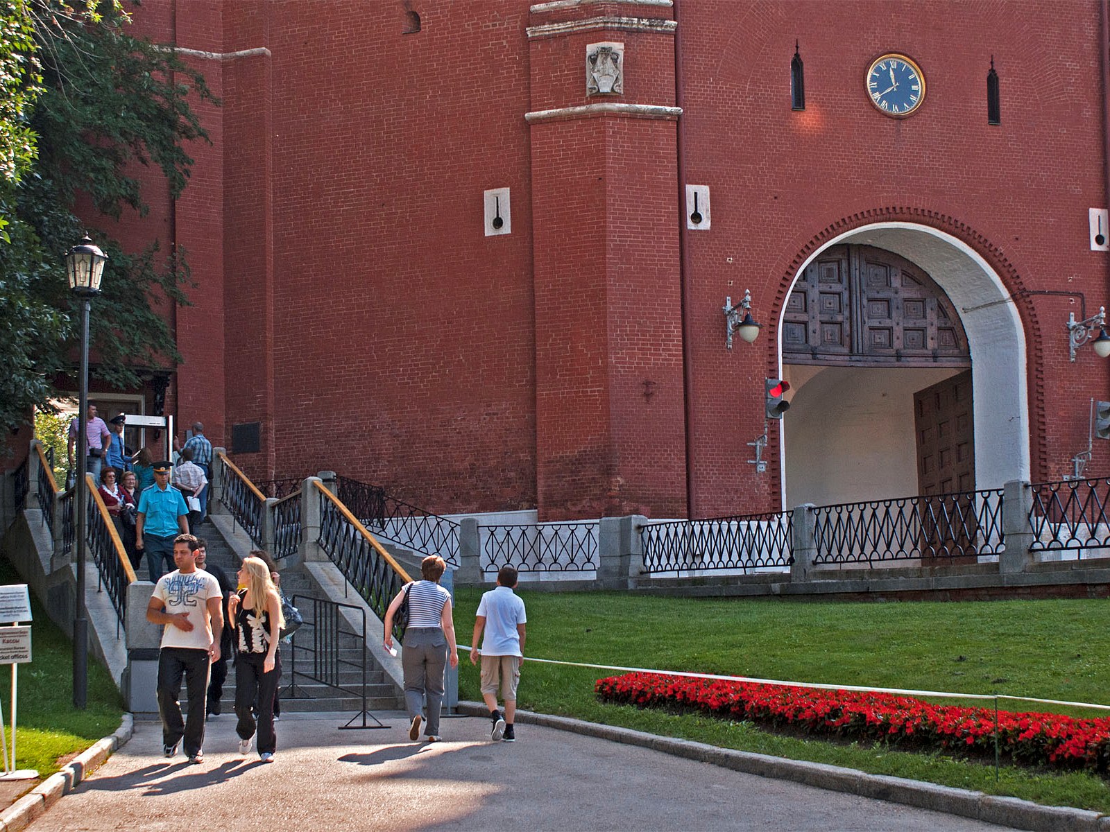 В Московский Кремль будут пускать через Боровицкую и Спасскую башни