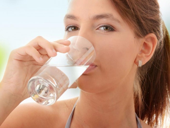 Как потребление воды натощак действует на организм?