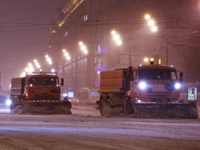 В Москве на уборке снега задействовано максимальное количество спецтехники