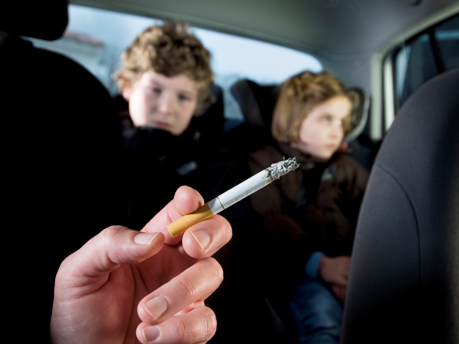 В России запретят курить в автомобилях
