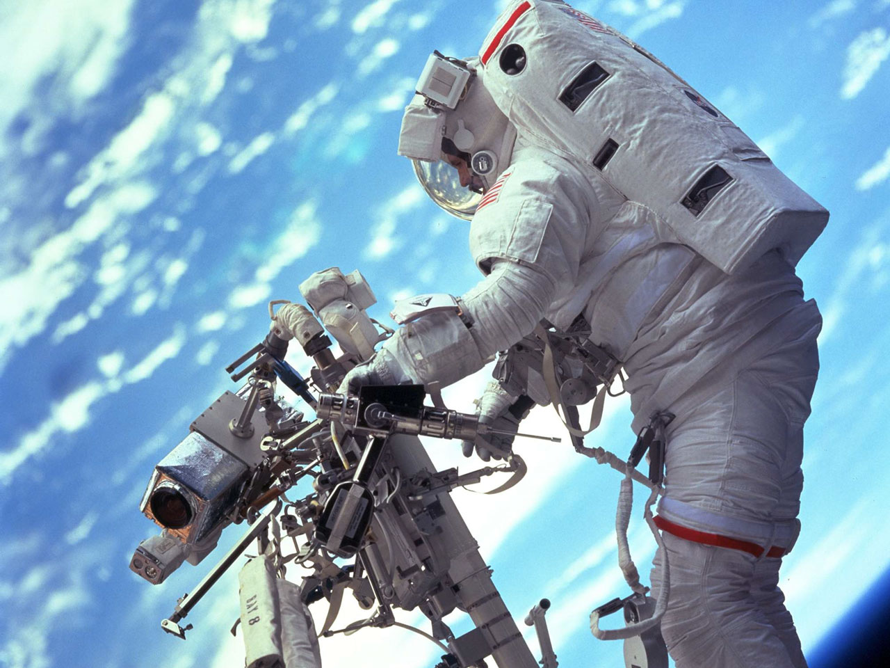 Роскосмос оценил полет космических туристов на орбиту в $30-40 млн