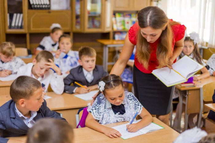 Учителя лучших школ Подмосковья получат дополнительные выплаты в сентябре