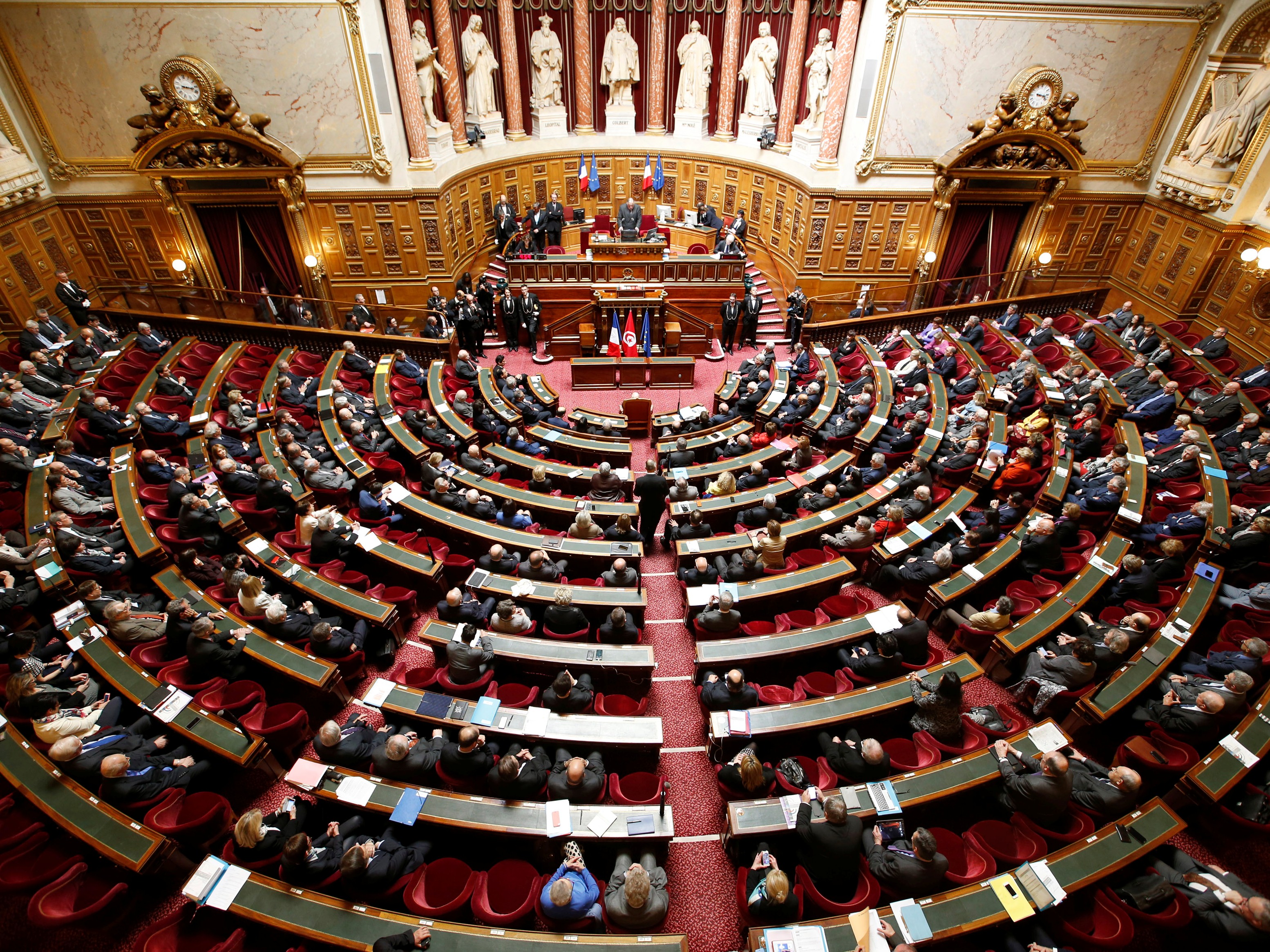 В парламенте Франции проголосовали за смягчение санкций против России