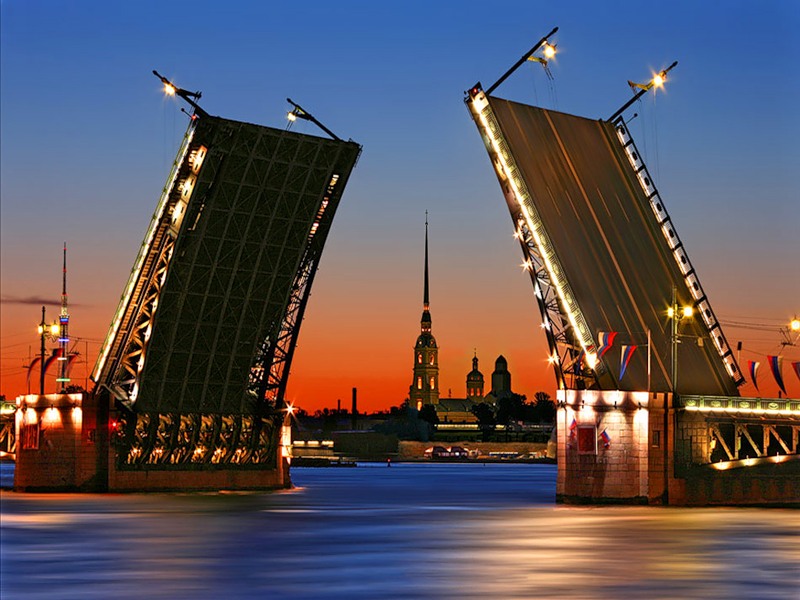 Лучшим туристическим направлением России признан Петербург