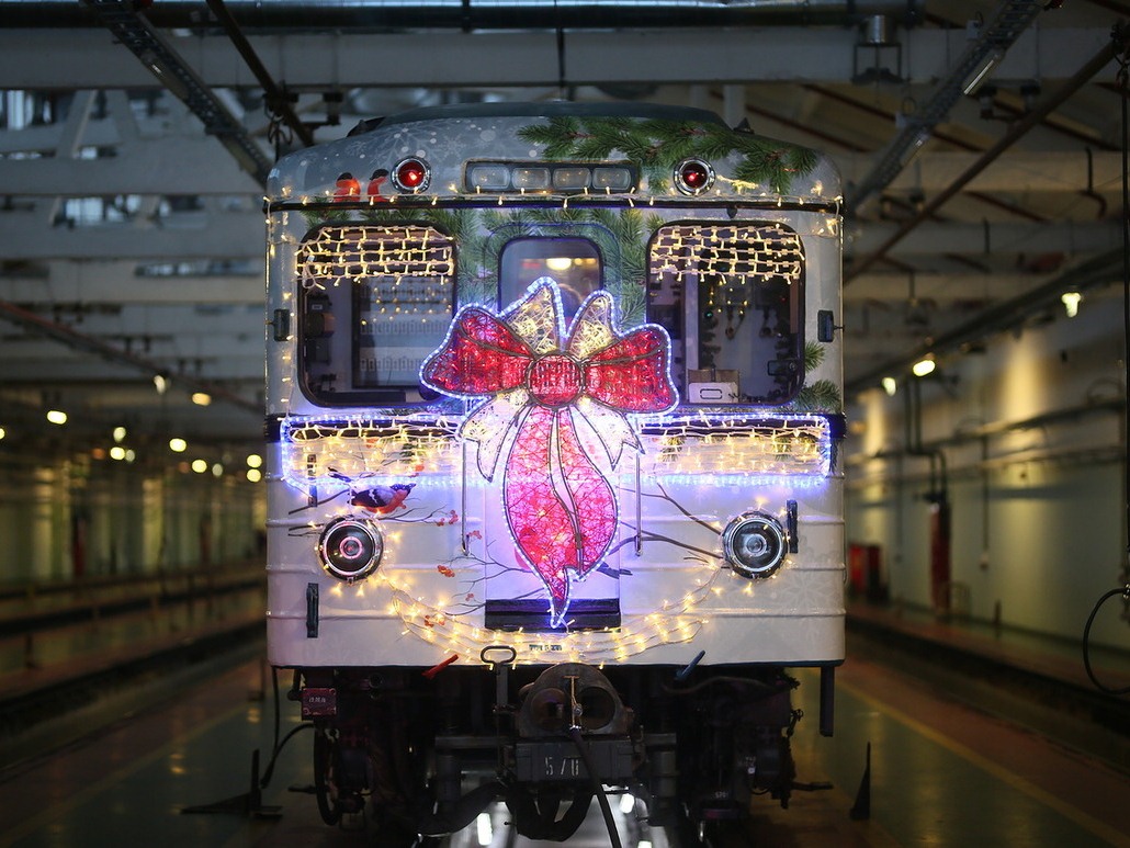 В столичном метро стартовал новогодний поезд