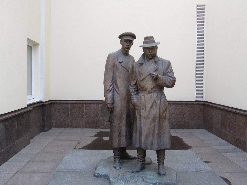 В канун Дня сотрудников ОВД в Москве открыт памятник Жеглову и Шарапову 