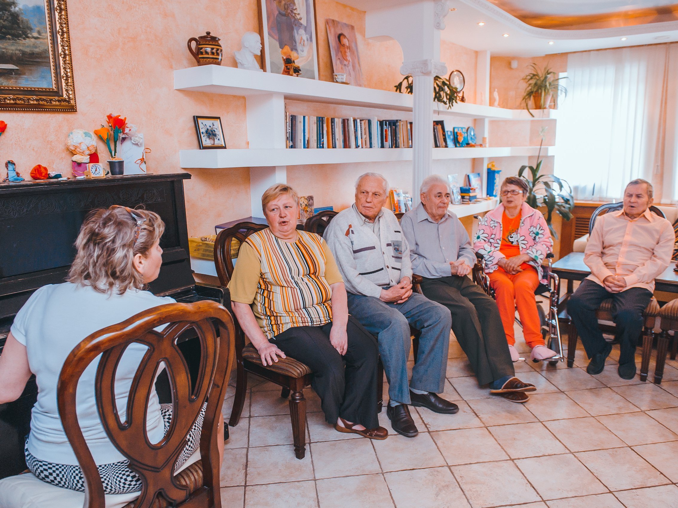 Сотрудников домов престарелых обучают профессиональному уходу за стариками