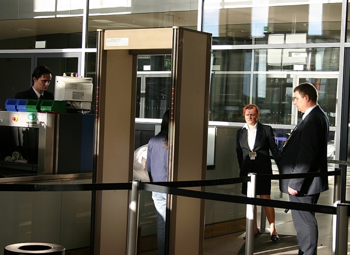 Новые правила начнут действовать во время досмотра пассажиров, летящих в США