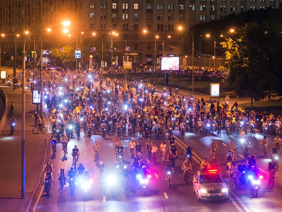 В московском ночном велопараде участвовали около 10 тысяч человек