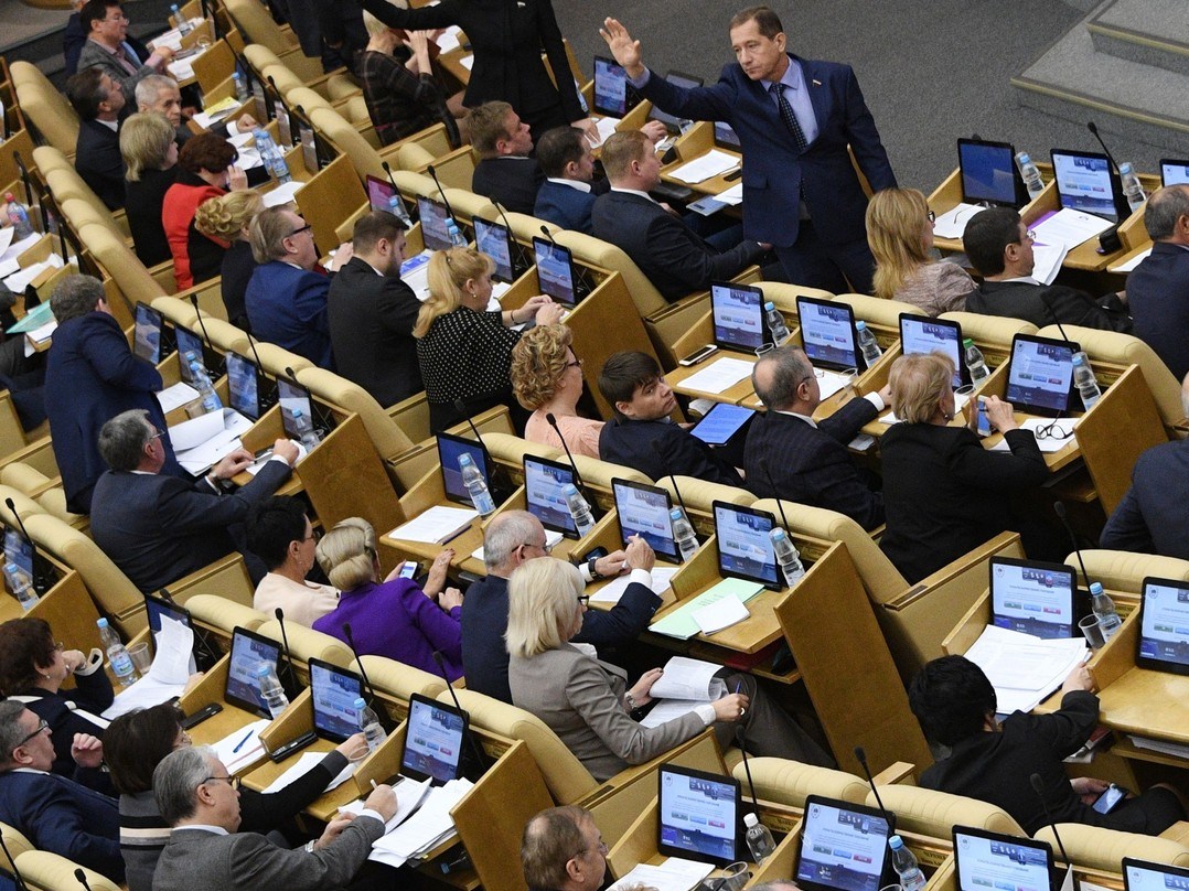Женщины-депутаты попросились с заседания Госдумы домой кормить мужей 
