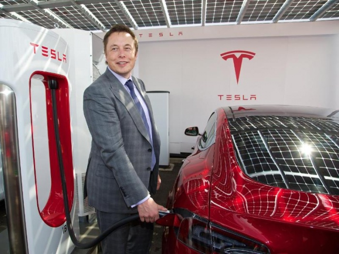 Илон Маск провел тест-драйв нового электрокара Tesla Model 3