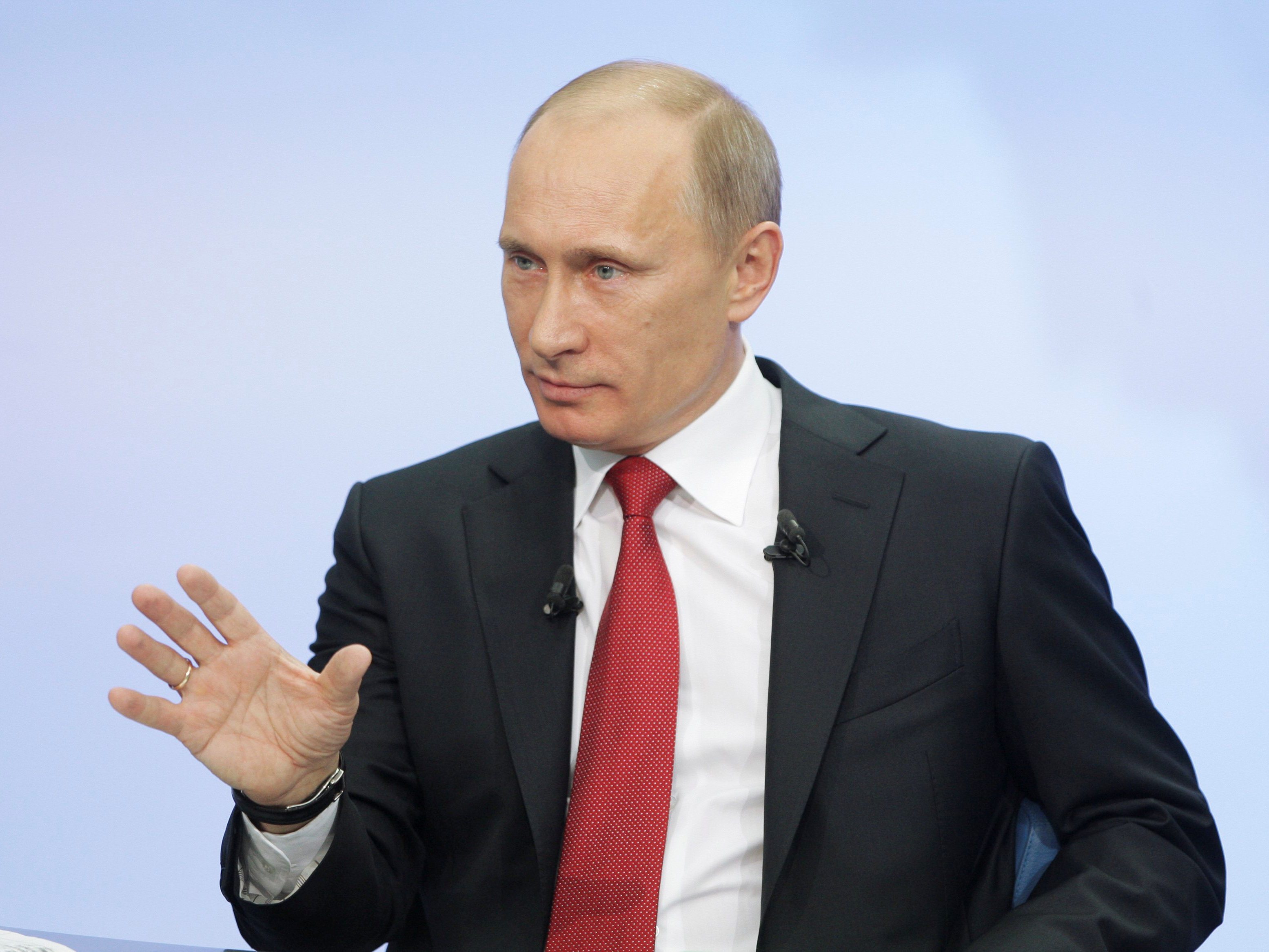Президент России призвал превентивно реагировать на внешние угрозы экономике
