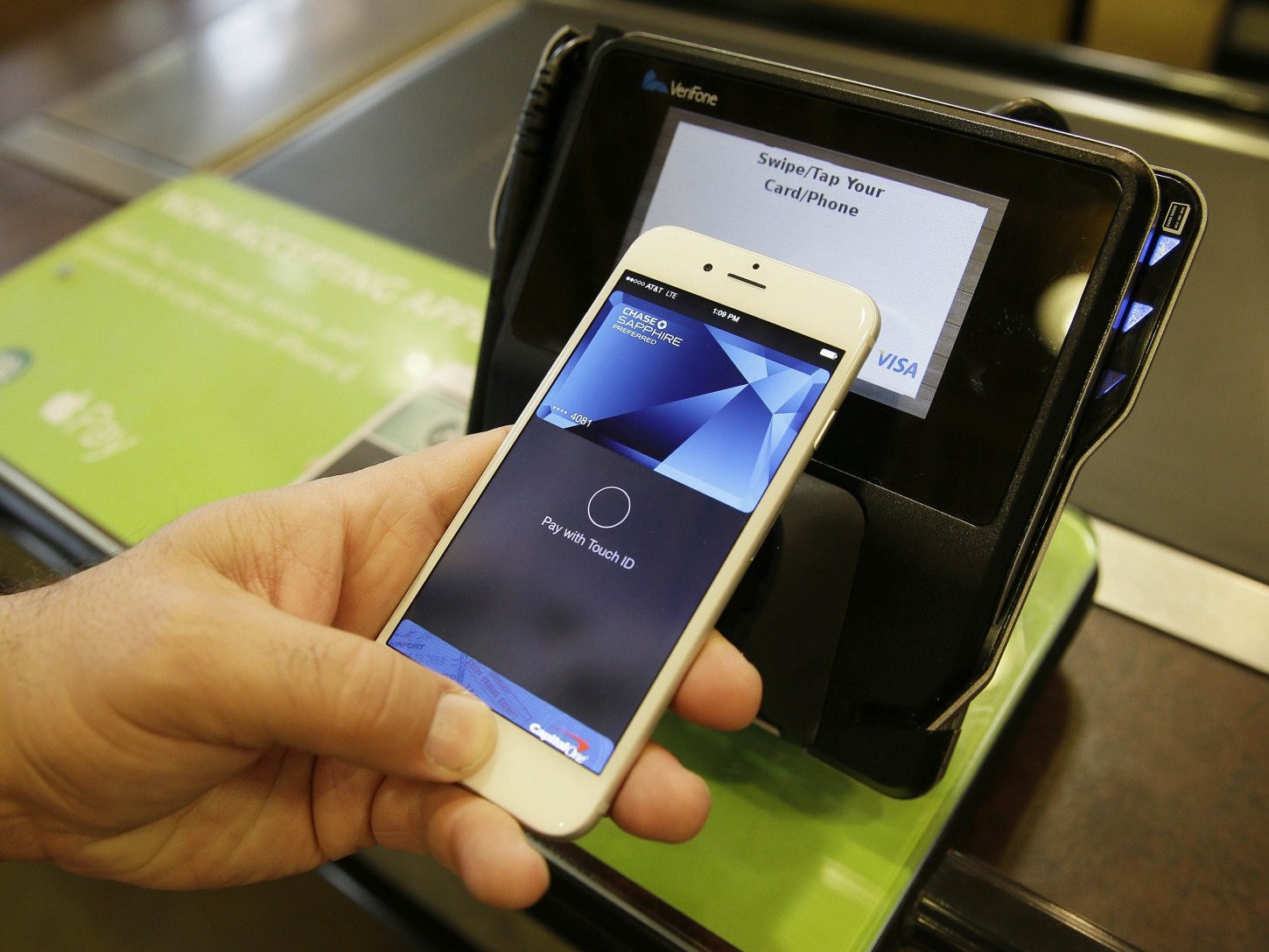 Обладатели карт Visa теперь могут пользоваться Apple Pay в России