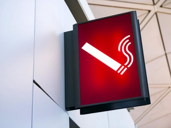 Курилки могут вернуться в аэропорты. В Москве хотят ограничить курение вейпов 