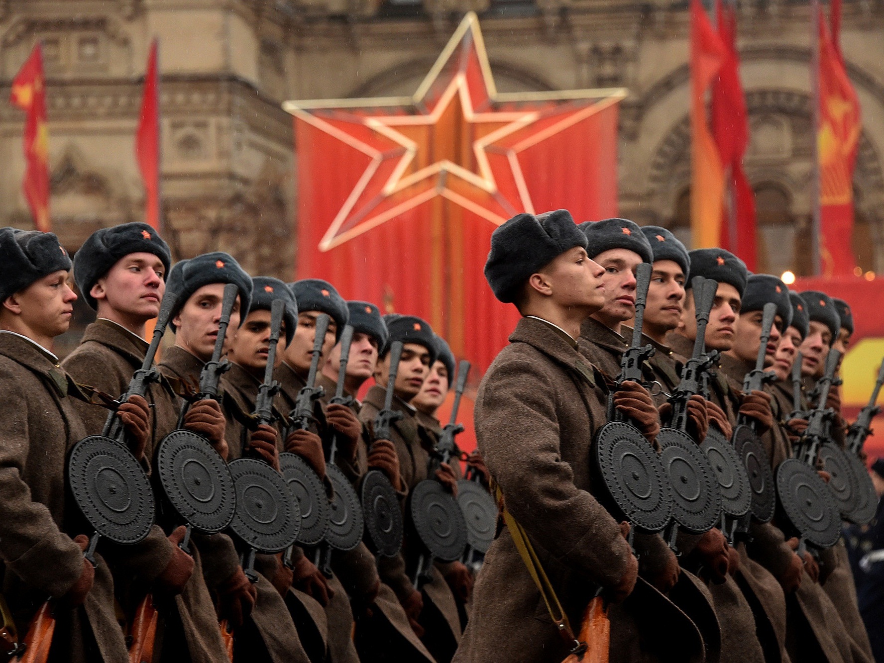 На Красной площади прошел марш в честь парада 1941 года 