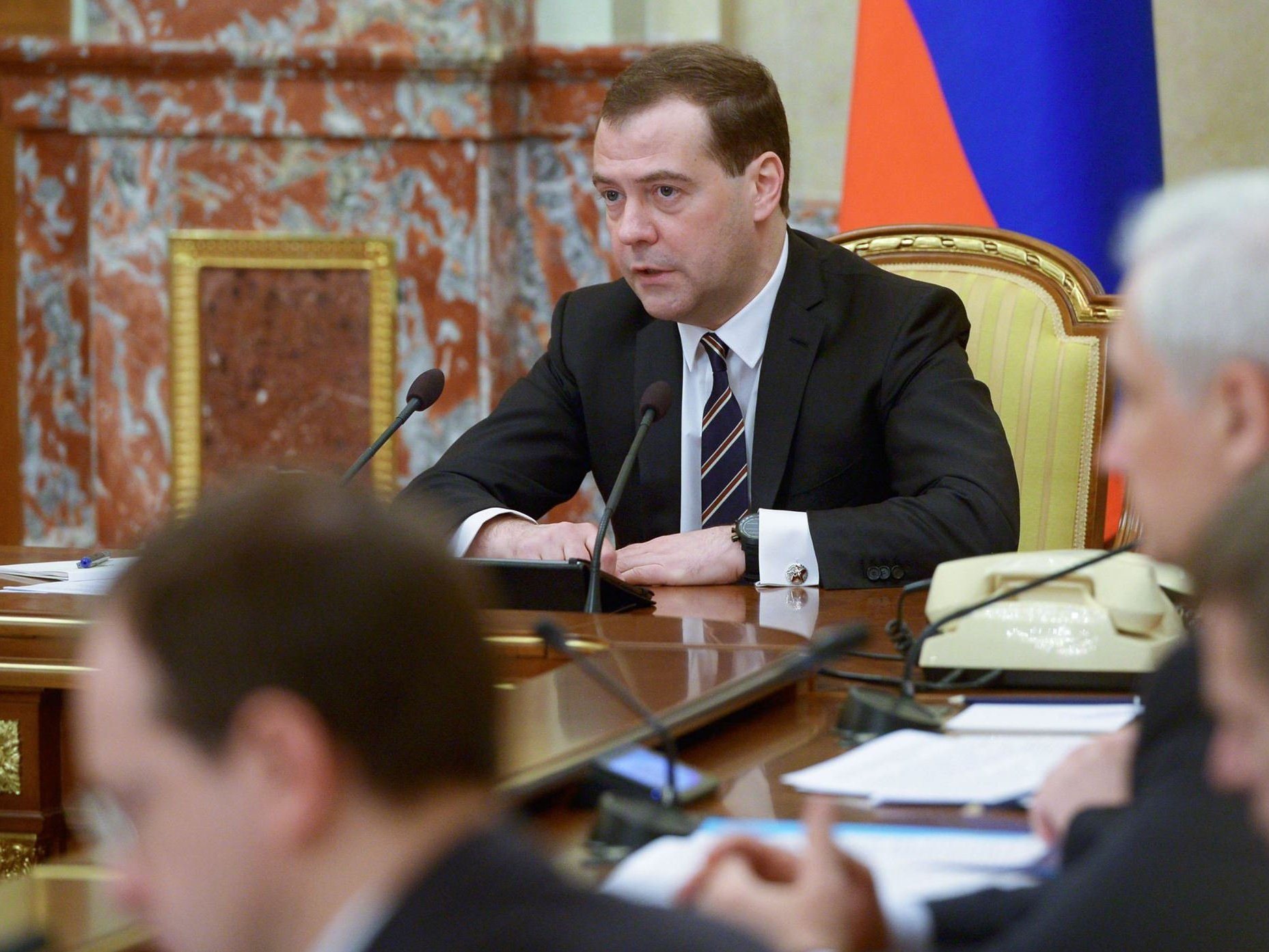 Медведев обязал погасить долги по зарплате во всех регионах РФ