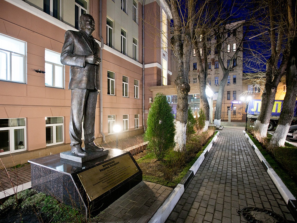 Законность установки памятника Жириновскому проверят власти Москвы 