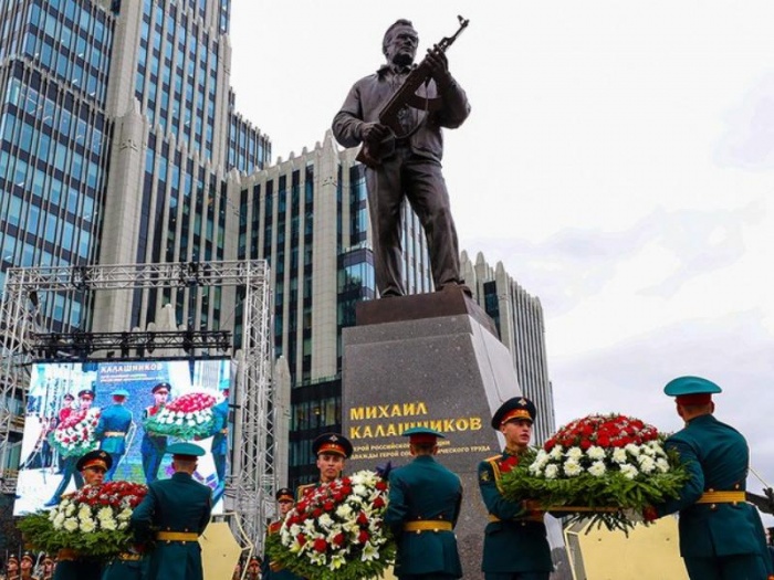 Легендарному конструктору Михаилу Калашникову открыли памятник в центре Москвы