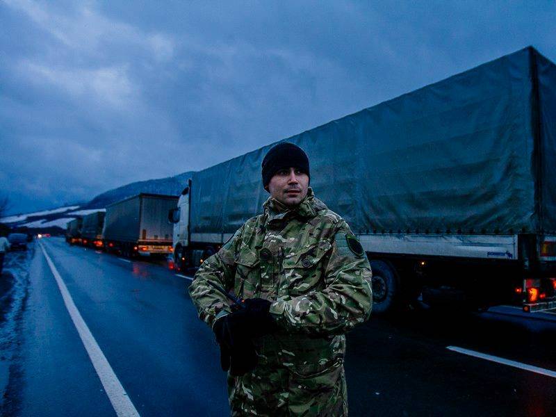Бандиты перекрыли дорогу российским фурам на украинской границе