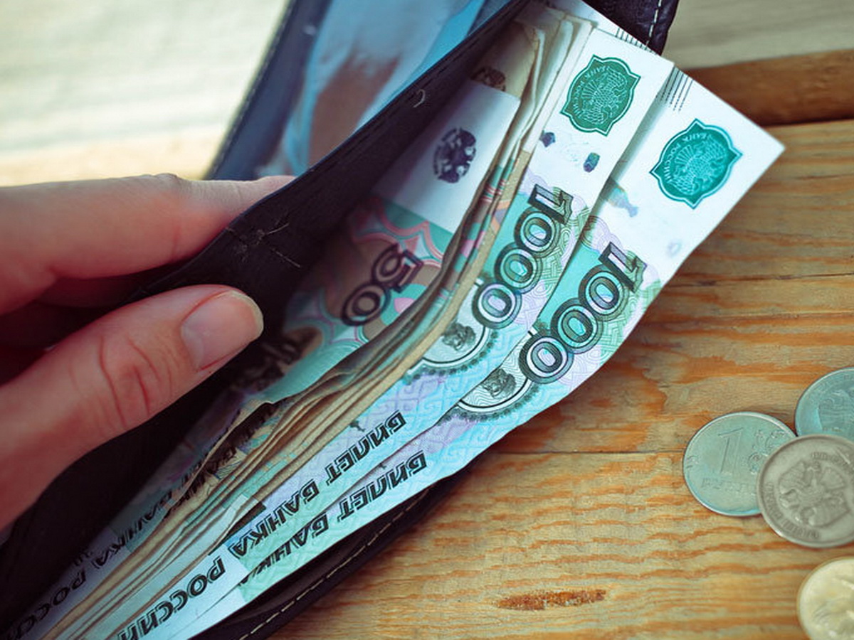 С июля 2017 года минимальный размер оплаты труда в России составит 7800 рублей