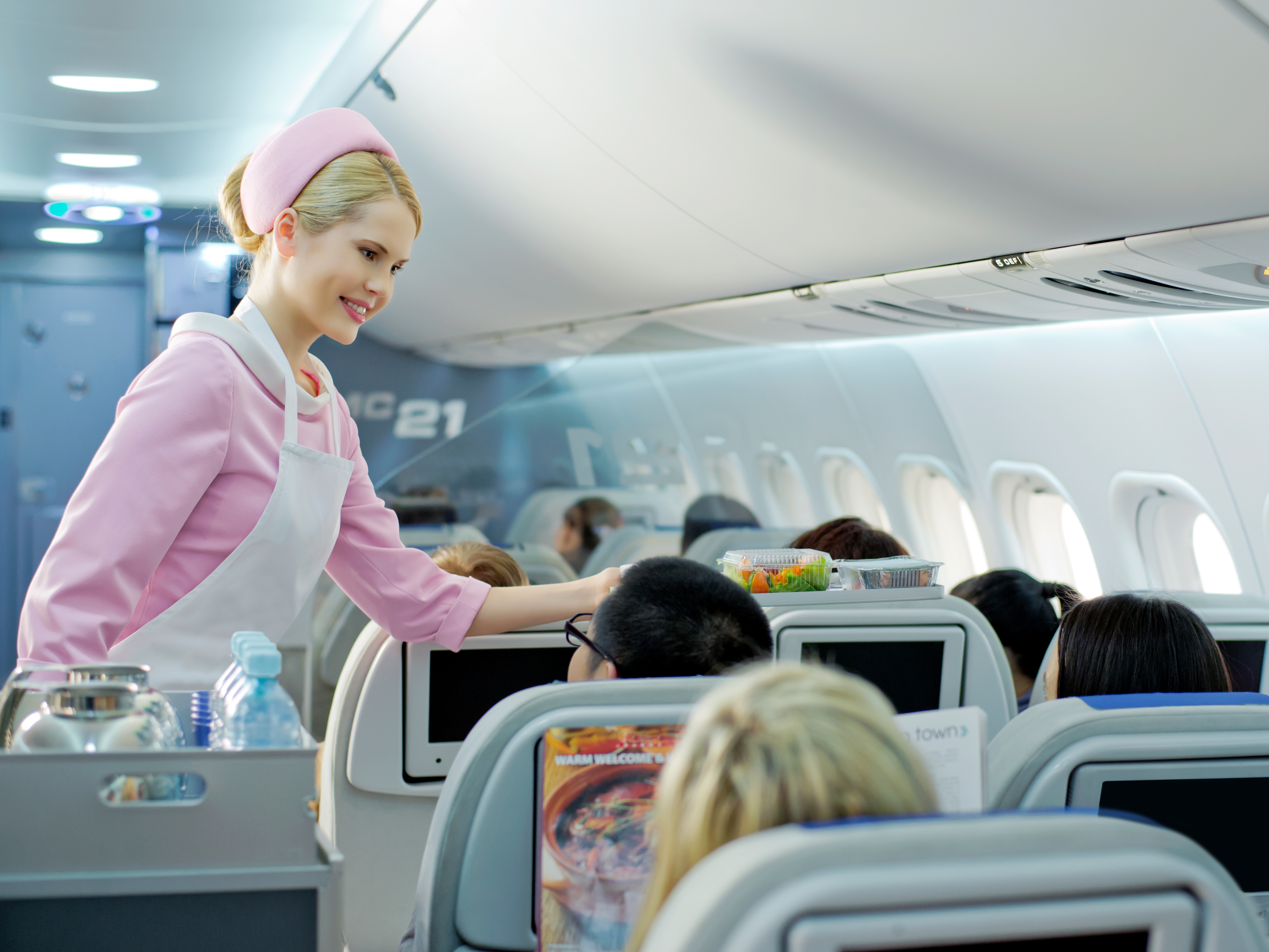 Самые неожиданные сборы лоукостеров: за что платят пассажиры в самолетах