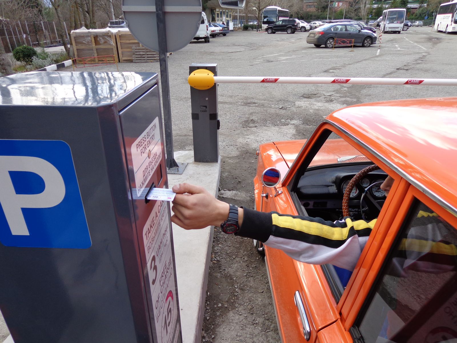 В Москве введены новые тарифы на парковки со шлагбаумом