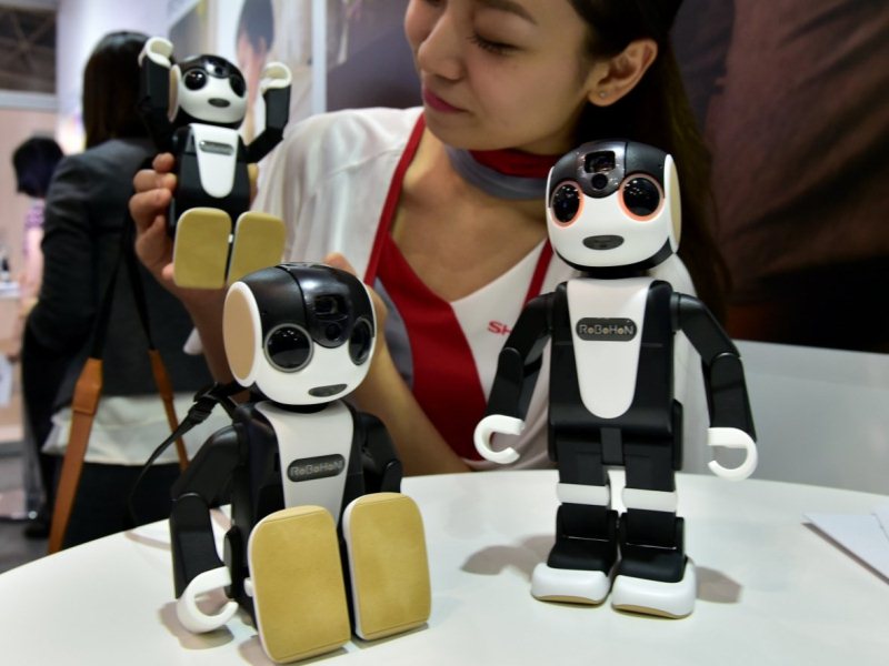 Стала известна цена робота-смартфона Sharp RoboHon