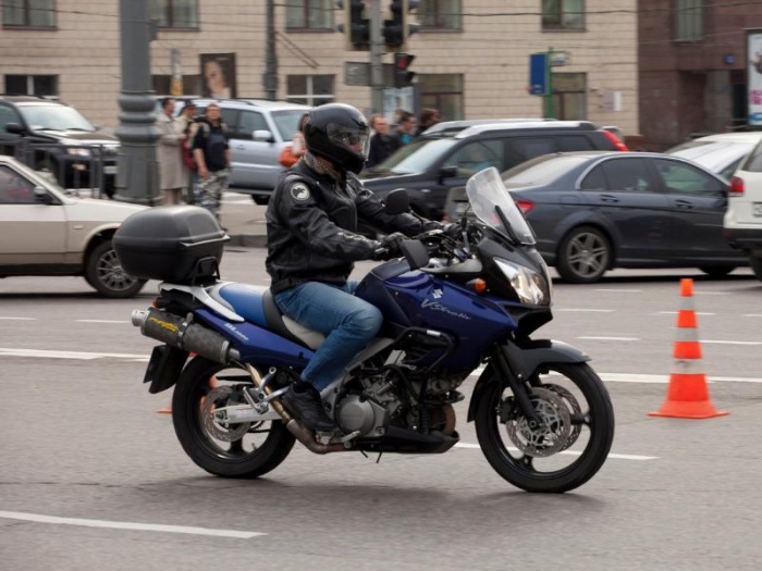 Мотоциклистам разрешат движение между рядами машин. Готовятся дополнения в ПДД