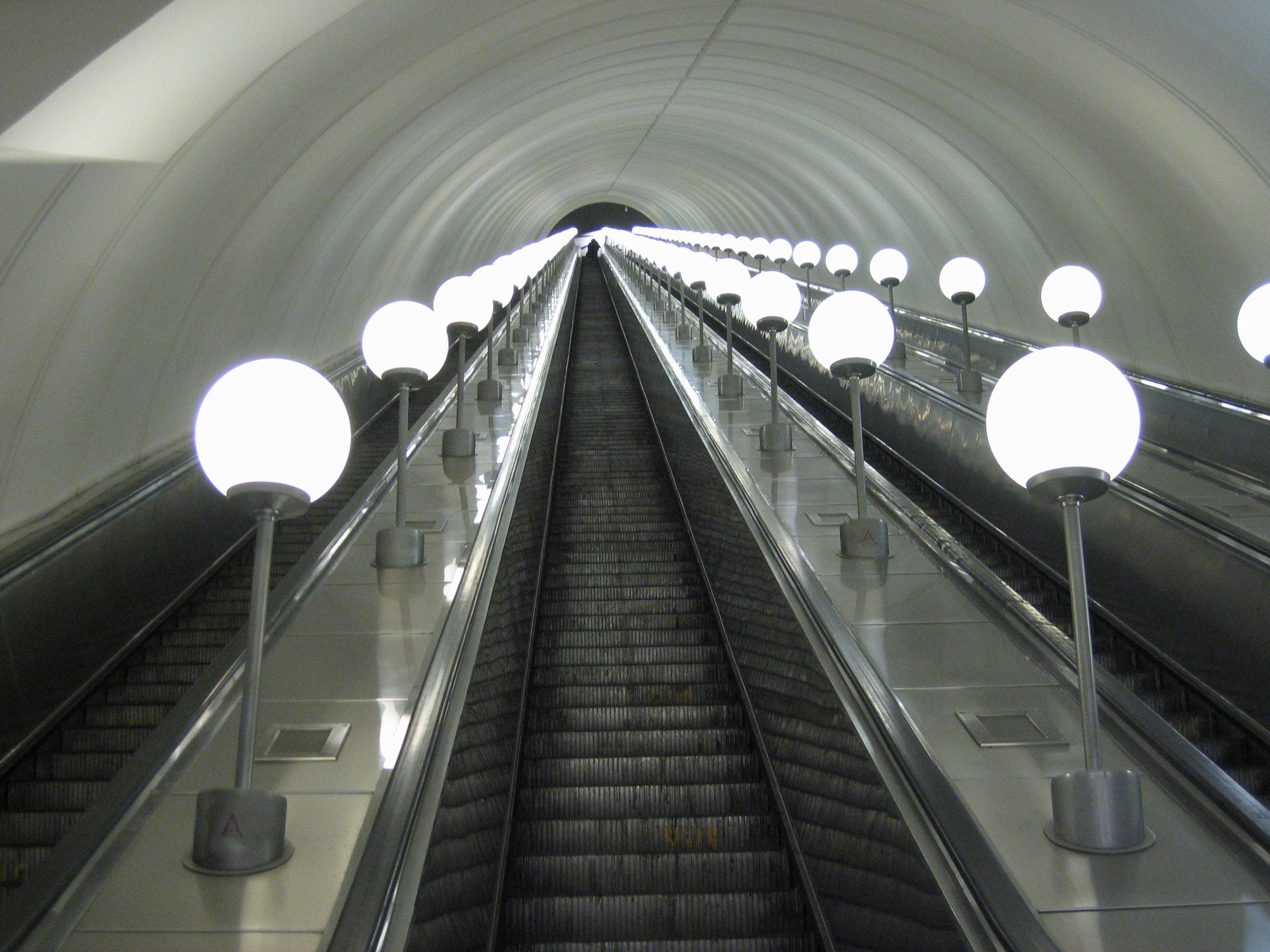 В Московском метро смонтировали самый длинный эскалатор в мире