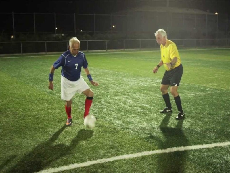 Пожилым людям полезно играть в футбол