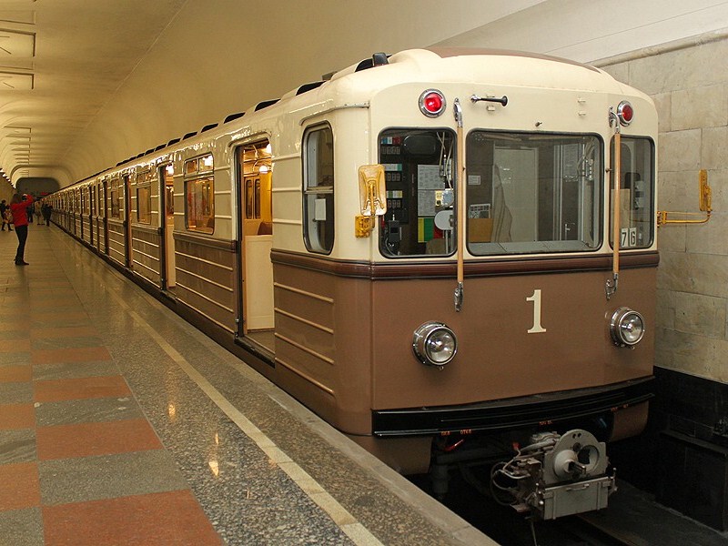 15 мая на станции метро «Партизанская» открылась выставка ретропоездов