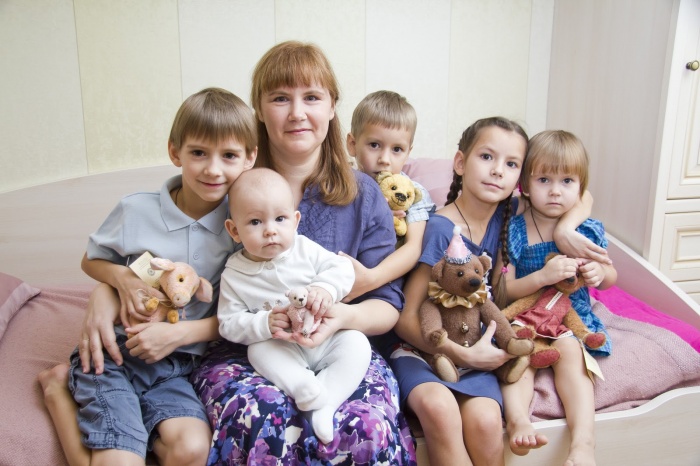 Какие пособия и социальная поддержка существует в г. Москве для семей с 3-4 детьми