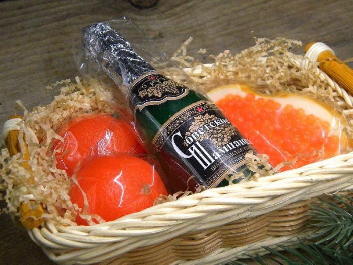 Как правильно выбрать икру, шампанское и мандарины к новогоднему столу
