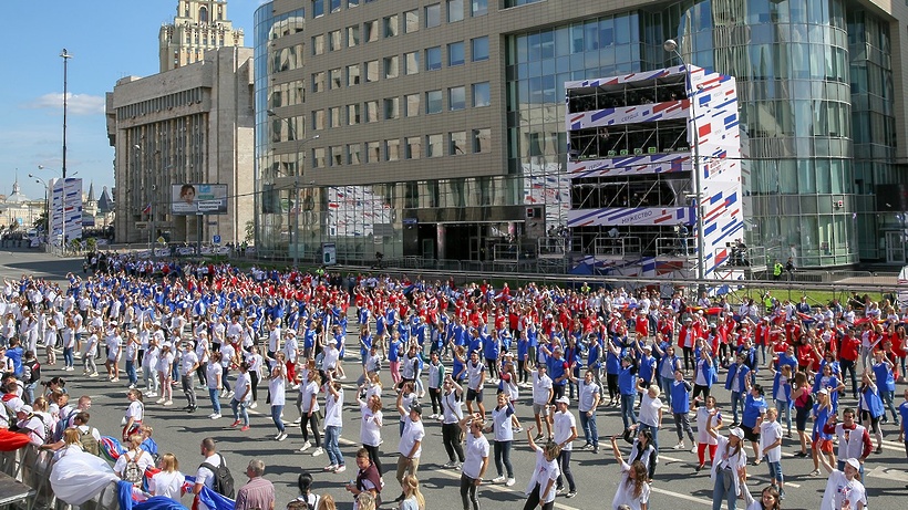 Более 100 тыс человек посетили концерт в честь 350‑летия российского флага в Москве
