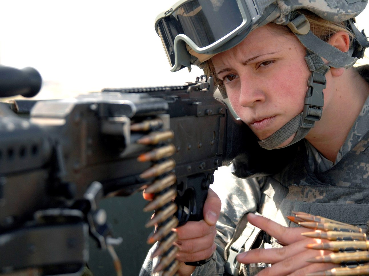 Психологи не советуют женщинам служить в армии